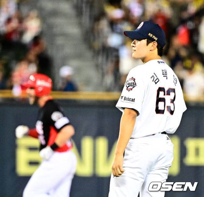 [OSEN=잠실, 지형준 기자] 16일 서울 잠실구장에서 ‘2025 신한 SOL Bank KBO리그’ 두산 베어스와 KIA 타이거즈의 경기가 열렸다.두산은 최승용, KIA는 이의리를 선발로 내세웠다.9회말 1사에서 두산 김택연이 KIA 위즈덤에 동점 좌월 솔로포를 허용하며 아쉬워하고 있다. 2025.08.16. / jpnews@osen.co.kr