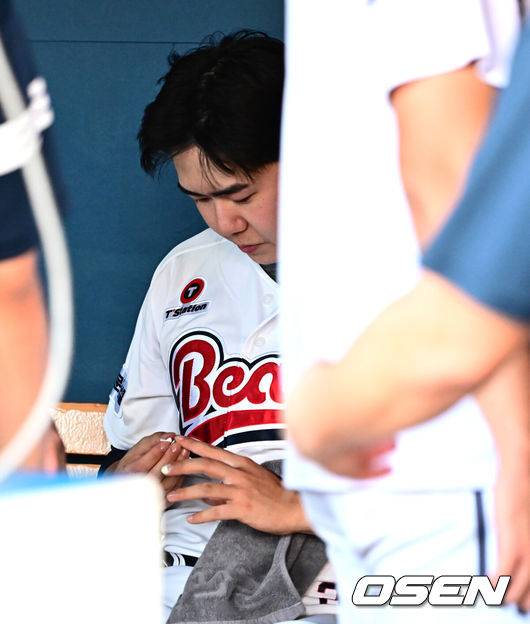 [OSEN=잠실, 지형준 기자] 16일 서울 잠실구장에서 ‘2025 신한 SOL Bank KBO리그’ 두산 베어스와 KIA 타이거즈의 경기가 열렸다.두산은 최승용, KIA는 이의리를 선발로 내세웠다.2회 수비를 마친 두산 최승용이 손톱 부상으로 상태를 체크하고 있다. 2025.08.16. / jpnews@osen.co.kr