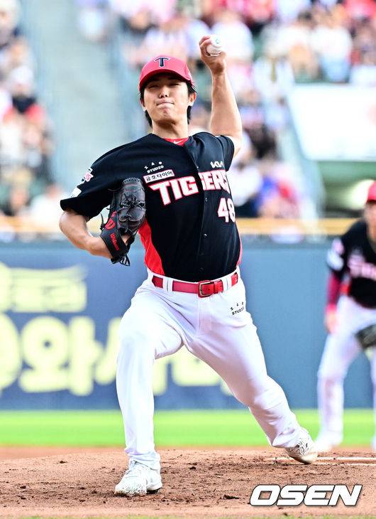 [OSEN=잠실, 지형준 기자] 16일 서울 잠실구장에서 ‘2025 신한 SOL Bank KBO리그’ 두산 베어스와 KIA 타이거즈의 경기가 열렸다.두산은 최승용, KIA는 이의리를 선발로 내세웠다.1회말 KIA 이의리가 역투하고 있다. 2025.08.16. / jpnews@osen.co.kr