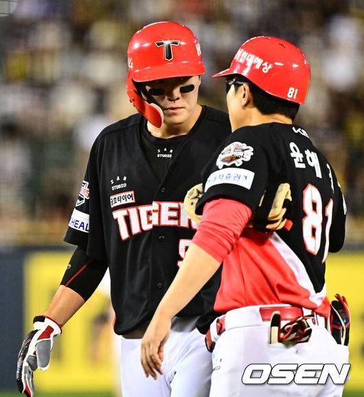 [OSEN=잠실, 지형준 기자] 16일 서울 잠실구장에서 ‘2025 신한 SOL Bank KBO리그’ 두산 베어스와 KIA 타이거즈의 경기가 열렸다.두산은 최승용, KIA는 이의리를 선발로 내세웠다.7회초 2사 1,2루에서 KIA 오선우가 1타점 적시타를 날리며 기뻐하고 있다. 2025.08.16. / jpnews@osen.co.kr