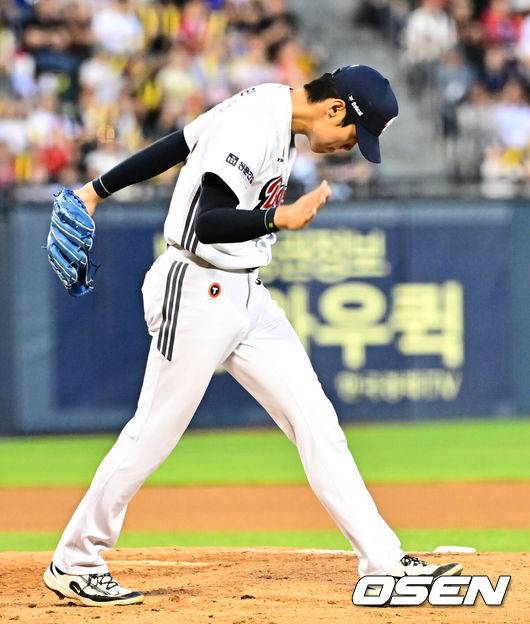 [OSEN=잠실, 지형준 기자] 16일 서울 잠실구장에서 ‘2025 신한 SOL Bank KBO리그’ 두산 베어스와 KIA 타이거즈의 경기가 열렸다.두산은 최승용, KIA는 이의리를 선발로 내세웠다.6회초 2사에서 두산 윤태호가 KIA 김호령을 삼진 처리하며 기뻐하고 있다. 2025.08.16. / jpnews@osen.co.kr