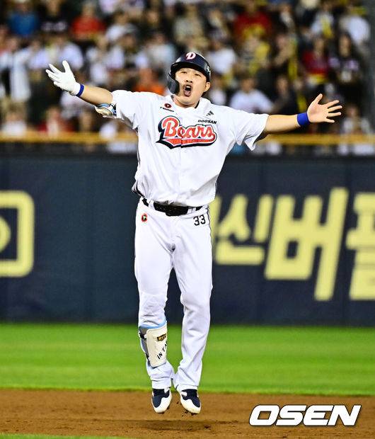 [OSEN=잠실, 지형준 기자] 9회초 역전을 헌납한 두산이 9회말 김인태의 대타 끝내기를 앞세워 연이틀 호랑이를 울렸다.프로야구 두산 베어스는 16일 서울 잠실구장에서 열린 2025 신한 SOL뱅크 KBO리그 KIA 타이거즈와의 시즌 14차전에서 4-3&nbsp;역전 끝내기승리를 거뒀다.9위 두산은 7월 20일 인천 SSG 랜더스전 이후 27일 만에 3연승을 달리며 주말 위닝시리즈를 조기 확보했다. 시즌 48승 5무 59패. 반면 3연승 뒤 2연패에 빠진 5위 KIA는 53승 4무 52패가 됐다.&nbsp;9회말 1사 만루에서 두산 김인태가 끝내기 적시 2루타를 날리며 기뻐하고 있다. 2025.08.16. / jpnews@osen.co.kr