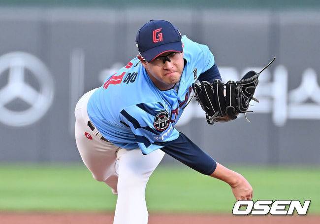[OSEN=부산, 이석우 기자] 16일 부산 사직야구장에서 2025 신한 SOL 뱅크 KBO 리그 롯데 자이언츠와 삼성 라이온즈의 경기가 열렸다. 홈팀 롯데는 박세웅이, 방문팀 삼성은 최원태가 선발 출전했다.롯데 자이언츠 선발 투수 박세웅이 역투하고 있다. 2025.08.16 / foto0307@osen.co.kr