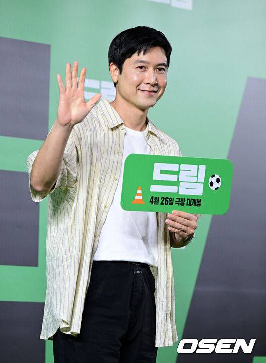 [OSEN=지형준 기자] 24일 오후 서울 강남구 삼성동 메가박스 코엑스에서 영화 '드림' 오픈 쇼케이스 & VIP 시사회가 열렸다.'드림'은 개념 없는 전직 축구선수 홍대(박서준 분)와 열정 없는 PD 소민(아이유 분)이 집 없는 오합지졸 국대 선수들과 함께 불가능한 꿈에 도전하는 이야기를 그린 영화. 오는 26일 개봉.배우 조현재가 포즈를 취하고 있다. 2023.04.24 /jpnews@osen.co.kr
