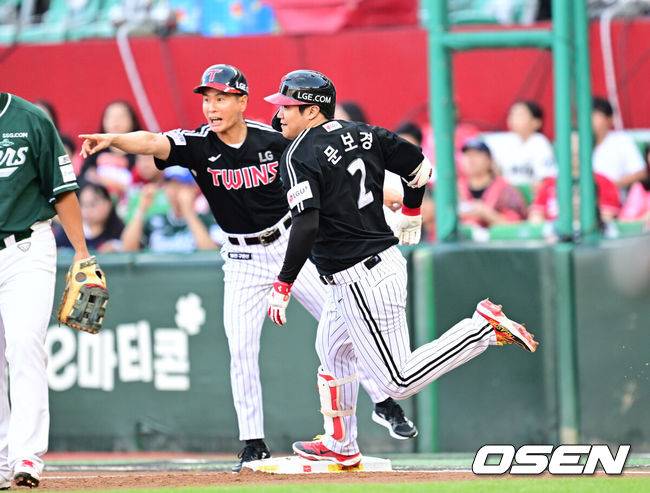 [OSEN=잠실, 최규한 기자] 16일 인천 SSG랜더스필드에서 ‘2025 신한 SOL Bank KBO리그’ SSG 랜더스와 LG 트윈스의 경기가 열렸다.홈팀 SSG는 김건우, 방문팀 LG는 송승기를 선발로 내세웠다.1회초 1사 1, 3루 상황 LG 문보경이 선제 2타점 2루타를 날리고 주루플레이를 펼치고 있다. 2025.08.16 / dreamer@osen.co.kr