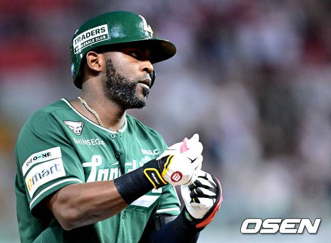 [OSEN=인천, 최규한 기자] 16일 인천 SSG랜더스필드에서 ‘2025 신한 SOL Bank KBO리그’ SSG 랜더스와 LG 트윈스의 경기가 열렸다.홈팀 SSG는 김건우, 방문팀 LG는 송승기를 선발로 내세웠다.5회말 무사 만루 상황 SSG 에레디아가 역전 중월 만루홈런을 치고 그랴운드를 돌며 기뻐하고 있다. 2025.08.16 / dreamer@osen.co.kr