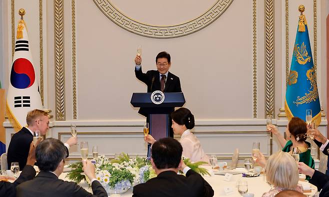 이재명 대통령이 15일 청와대 영빈관에서 열린 주한외교단 만찬에서 건배사를 하고 있다. 대통령실사진기자단