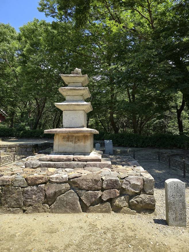 사나사 삼층석탑.