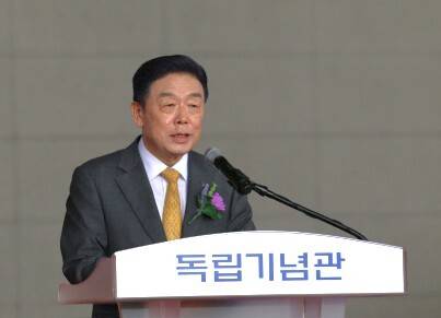 김형석 독립기념관장이 15일 충남 천안 독립기념관 겨례의 집에서 제80주년 광복절 경축식 기념사를 하고 있다.