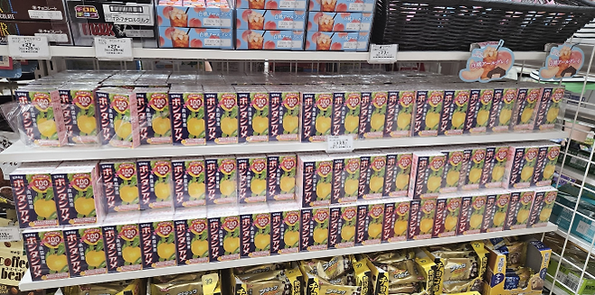 일본에서 ‘요의를 덜 느끼는’ 사탕으로 인기를 끌고 있는 세이카식품의 ‘본탄아메’. 마트에서 대량으로 전시해놓고 판매하고 있는 모습. 엑스(X) 캡처