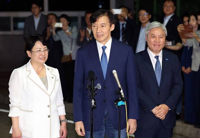 조국 전 조국혁신당 대표가 지난 15일 서울 구로구 서울남부교도소에서 광복절 특사로 출소하며 대국민 인사를 하고 있다. 왼쪽부터 김선민 대표 권한대행, 조 전 대표, 서왕진 원내대표. 2025.08.15. 뉴시스