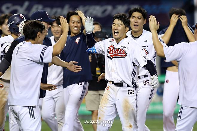 두산 안재석(가운데)이 15일 잠실 KIA전에서 연장 11회말 끝내기 홈런을 친 뒤 동료들과 환호하고 있다. 두산 베어스 제공