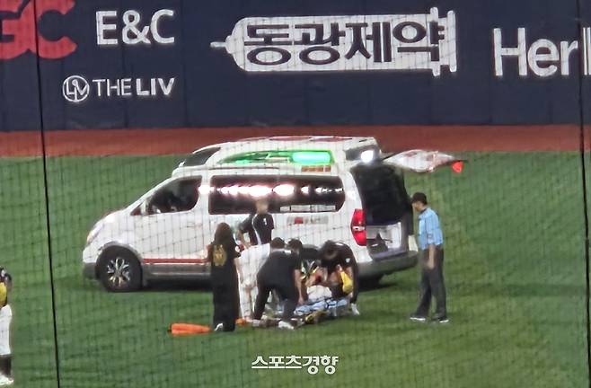 KT 안현민이 15일 고척 키움전에서 8회말 수비 도중 그라운드에 넘어져 구급차에 이송되고 있다. 유새슬 기자