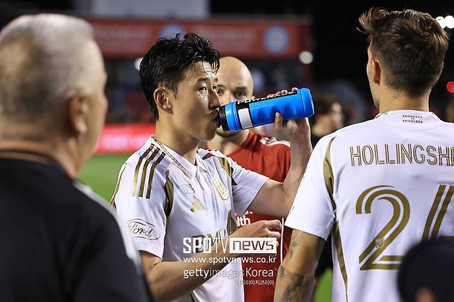 ▲ 손흥민의 압도적인 인기가 미국을 뒤흔들고 있다. MLS 이적 후 단 며칠 만에 유니폼 판매량이 전 세계 유니폼 판매 1위에 오르며 ‘슈퍼스타’ 인지도를 입증하고 있다. 벌써 수요를 공급이 따라가지 못할 정도다.