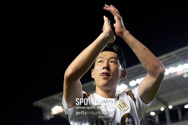 ▲ 손흥민의 압도적인 인기가 미국을 뒤흔들고 있다. MLS 이적 후 단 며칠 만에 유니폼 판매량이 전 세계 유니폼 판매 1위에 오르며 ‘슈퍼스타’ 인지도를 입증하고 있다. 벌써 수요를 공급이 따라가지 못할 정도다.