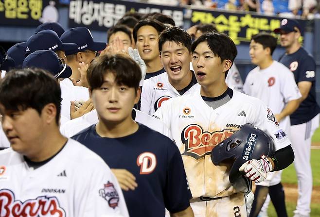 두산 베어스 안재석(오른쪽에서 네 번째)이 15일 잠실 KIA전에서 연장 11회말 끝내기 홈런을 터트린 뒤 동료들과 함께 기쁨을 나누고 있다. /사진=두산 베어스 제공