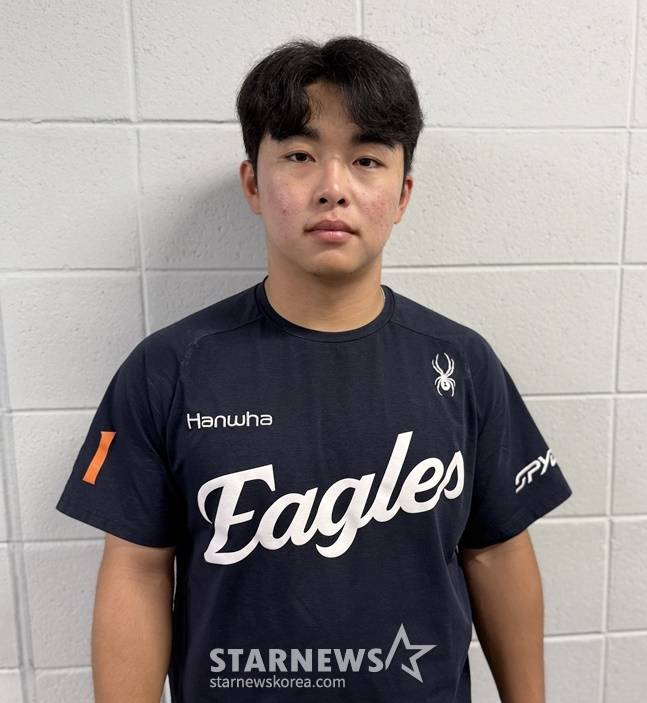 한화 문현빈이 15일 창원 NC전을 앞두고 취재진과 인터뷰를 하고 있다. /사진=양정웅 기자