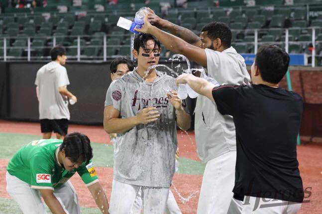 14일 커리어 첫 세이브를 달성한 조영건(가운데)에게 동료들이 축하 물 세례를 퍼붓고 있다. /사진=키움 히어로즈 제공