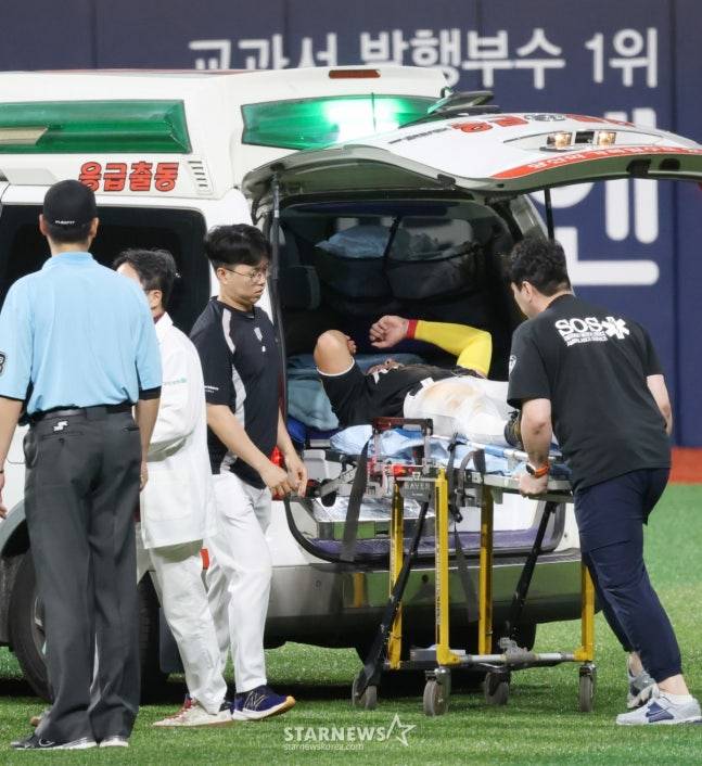 2025 신한 SOL Bank KBO리그키움 히어로즈 대 kt 위즈 경기가 15일 서울 고척스카이돔에서 열렸다.  KT 우익수 안현민이 8회말 키움 카디네스의 우전 안타를 수비하다 부상을 당한 후 고통스러워하고 있다. 안현민은 앰뷸란스를 타고 병원으로 직행했다.
