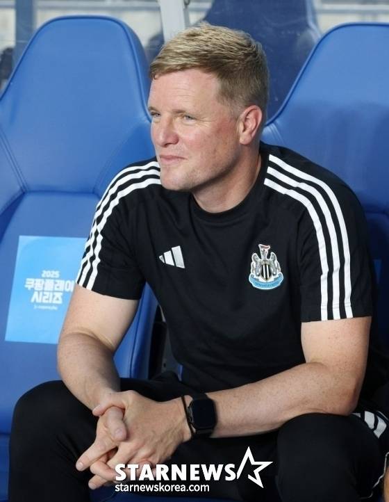 에디 하우 뉴캐슬 유나이티드 감독이  30일 오후 8시 수원월드컵경기장에서 열린 2025 쿠팡플레이 시리즈 1경기 중 그라운드를 바라보고 있다. /사진=김진경 대기자