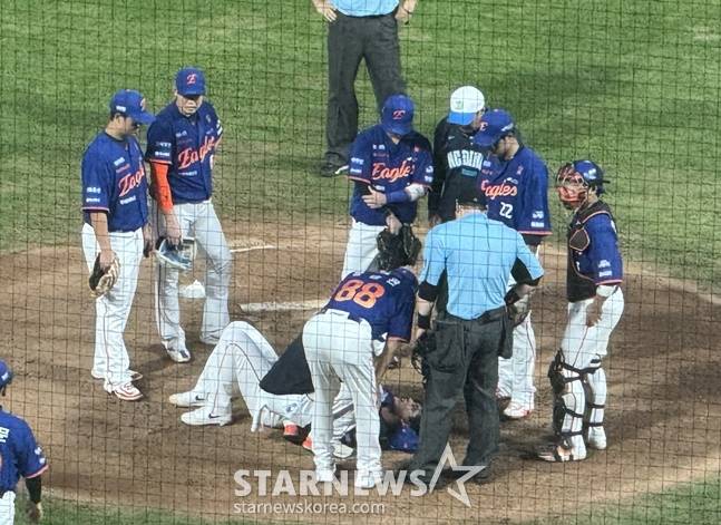 한화 문동주가 16일 창원 NC전에서 4회 최정원의 타구에 오른 팔뚝을 맞고 쓰러졌다. /사진=양정웅 기자