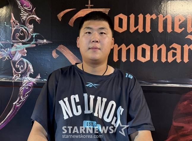 NC 신민혁이 16일 창원 한화전 승리 후 취재진과 인터뷰를 하고 있다. /사진=양정웅 기자