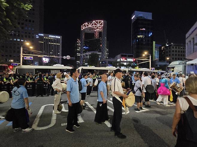 경찰이 광교교차로 일대에 쌓은 '차벽' [촬영 최원정]