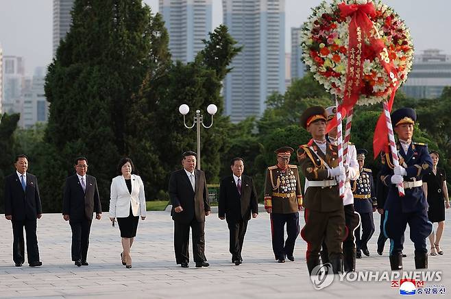 북한 김정은, 광복 80주년 맞아 해방탑에 헌화 (평양 조선중앙통신=연합뉴스) 김정은 북한 국무위원장이 조국해방(광복) 80주년을 맞아 지난 15일 옛 소련군을 추모하는 해방탑을 찾아 헌화했다고 조선중앙통신이 16일 보도했다. 2025.8.16 
    [국내에서만 사용가능. 재배포 금지. For Use Only in the Republic of Korea. No Redistribution] nkphoto@yna.co.kr