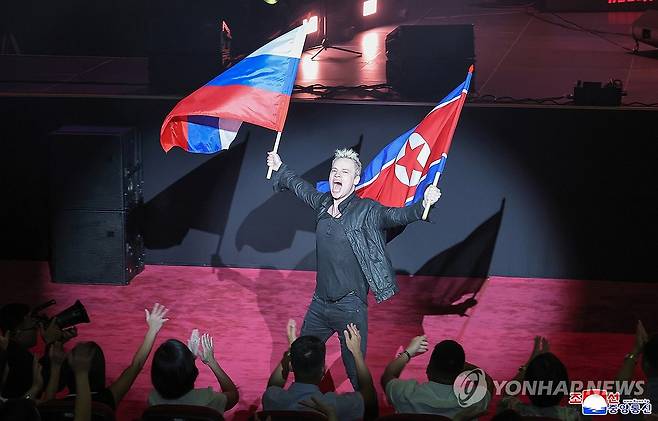 러시아의 경축사절들 경축공연 진행...김정은 관람 (평양 조선중앙통신=연합뉴스) 조국해방(광복) 80주년을 맞아 북한을 방문한 러시아 예술사절들의 경축공연이 지난 15일 평양체육관에서 진행됐다고 조선중앙통신이 16일 보도했다. 김정은 국무위원장이 러시아 하원(국가두마) 의장과 함께 공연을 관람했다. 이날 공연에서는 '친 푸틴' 성향으로 유명한 가수 샤먼(본명 야로슬라프 드로노프)이 '나의 러시아'와 '일어서리' 등 애국주의 주제의 노래를 불렀다고 통신은 전했다. 2025.8.16 
    [국내에서만 사용가능. 재배포 금지. For Use Only in the Republic of Korea. No Redistribution] nkphoto@yna.co.kr