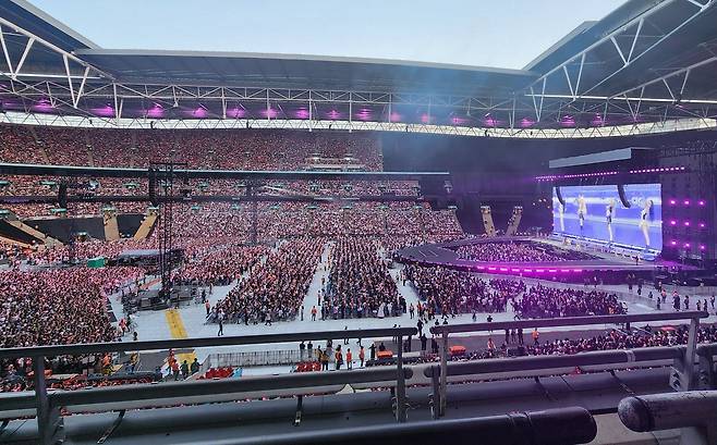 런던 웸블리 스타디움 무대 선 블랙핑크 (런던=연합뉴스) 김지연 특파원 = 걸그룹 블랙핑크가 15일(현지시간) 오후 영국 런던 웸블리 스타디움에서 월드투어 '데드라인' 런던 첫 공연을 펼치고 있다. 2025.8.16 cherora@yna.co.kr