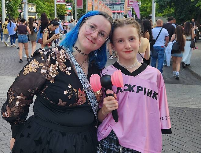 블랙핑크 런던 공연 찾은 유럽 팬들 (런던=연합뉴스) 김지연 특파원 = 걸그룹 블랙핑크의 공연 첫날인 15일(현지시간) 오후 영국 런던 웸블리 스타디움 앞에서 팬들이 인터뷰 후 포즈를 취하고 있다. 2025.8.16 cherora@yna.co.kr