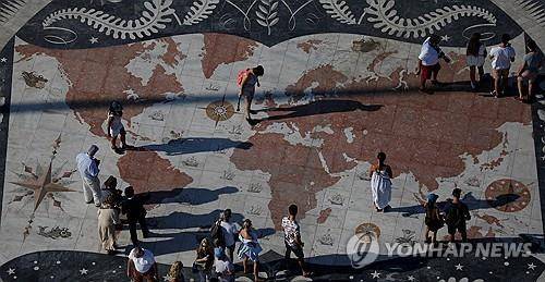 세계 지도로 장식된 포르투갈 리스본의 한 광장 [로이터 연합뉴스 자료사진. 재판매 및 DB 금지]