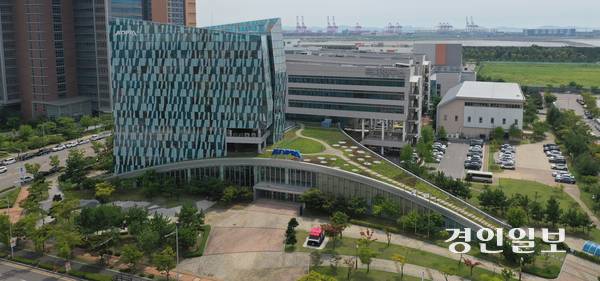 해양수산부 부산이전 발표 이후 이전설이 끊이지 않던 극지연구소가 인천에 잔류할 가능성이 높아졌다. 해수부의 ‘의무 이전 대상 기관’에서 극지연구소가 제외됐기 때문이다. 사진은 인천시 연수구 송도미래로 26에 위치한 극지연구소 전경. 2025.8.8 /조재현기자 jhc@kyeongin.com