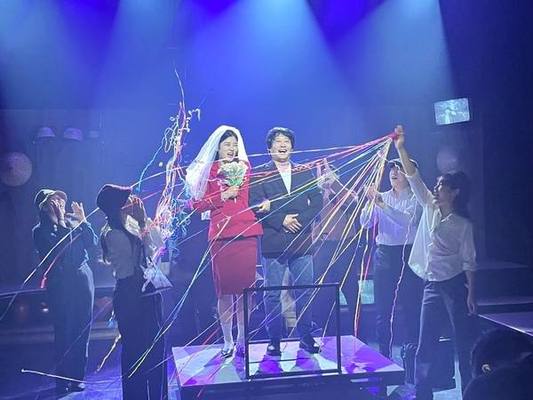 연극 ‘실버라이닝’ 공연중 한 장면. /창작그룹 가족 제공