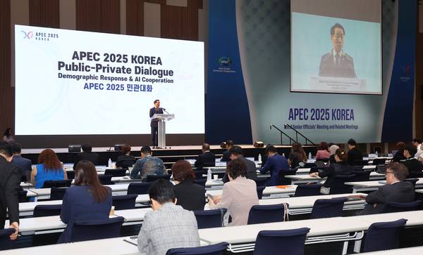 유정복 인천시장이 11일 인천 연수구 송도컨벤시아에서 열린 ‘아시아태평양경제협력체( APEC) 민관대화 2025’ 개회식에서 축사하고 있다. 2025.8.11 /연합뉴스