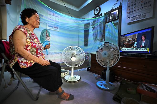 ▲&nbsp;일제 강제동원 피해자 유족인 심 할머니(85)가 폭염이 계속된 지난해 8월 의정부시 가능동 집 안에서 부채질을 하며 더위를 식히고 있다. 그는 선풍기가 있지만 요금이 무서워 이용하지 못한다고 말했다. /김철빈기자 narodo@incheonilbo.com