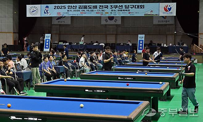 16일 오전 안산시 와동체육관에서 열린 2025 안산 김홍도배 전국 3쿠션 당구대회에서&nbsp;참가자들이 스카치(복식) 경기를 치르고 있다. 김경민기자