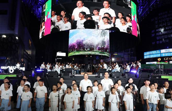 16일 0시축제 폐막식은 30개의 대전마을합창단과 지역의 성인·아동합창단, 대전시립예술단, 대전시민 등 2000여 명이 참여가 시민 대합창으로 문을 열었다. 사진제공은 대전시