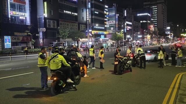 ▲ 천안 신세계백화점앞 경찰단속 사진-충남경찰청 제공