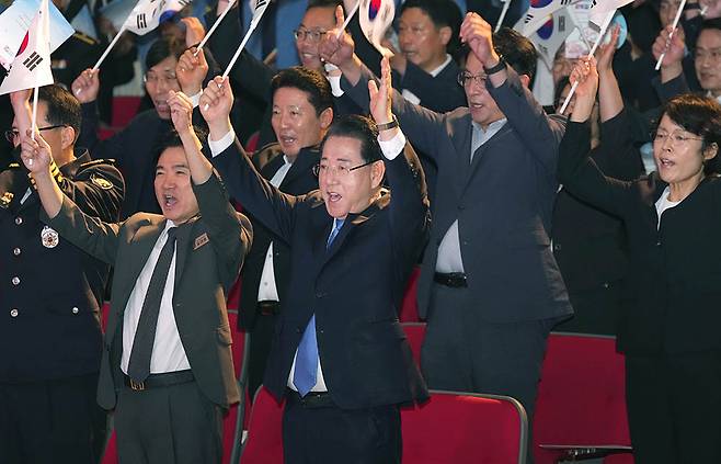 김영록 전남지사가 지난 15일 도청 김대중강당에서 열린 ‘제80주년 광복절 경축식’에 참석해 독립유공자 후손, 기관 단체장 등 참석자들과 광복절 노래 제창 및 만세삼창을 하고 있다.<전남도 제공>