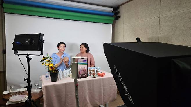 전남 광양시가 지역 농업 활성화를 위한 다양한 사업을 추진하며 눈길을 끌고 있다. 사진은 농업인 크리에이터 교육 중 라이브커머스 교육을 하는 모습./광양시 제공