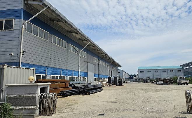 광주지역 중소기업들이 전기료·원자재 값 폭등에 생존의 벼랑 끝으로 내몰리고 있다. 사진은 최근 광주광역시 평동산단 내 한 업체 내 공장이 멈춰 있는 모습. /박준호 기자 bjh@namdonews.com