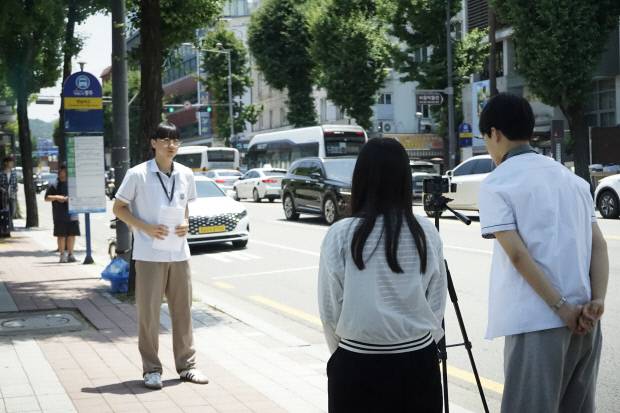 삶디센터 ‘청소년이 만드는 뉴스’ 팀이 취재를 하고 있는 모습.<삶디센터 제공>