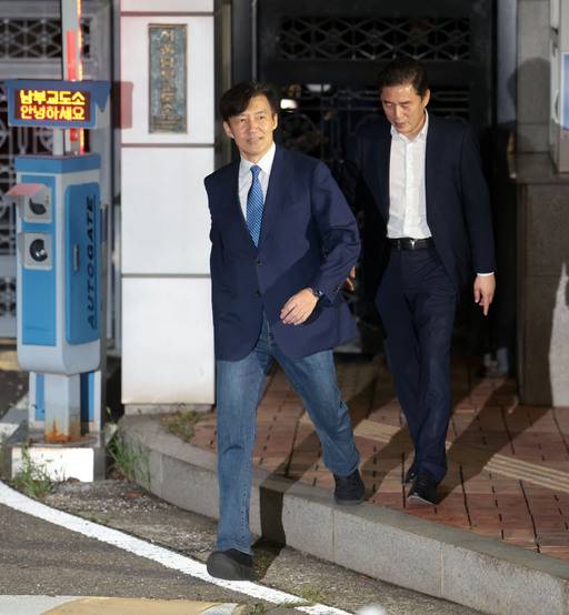 조국혁신당 조국 전 대표가 15일 광복절 특별사면·복권 조치로 출소하며 서울 구로구 남부교도소를 나서고 있다. 사진=연합뉴스