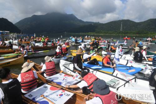 광복80주년을 맞아 지난 15일 춘천 의암호에서 뜻 깊은 행사가 열렸다. 전국에서 온 패들러들이 의암호(스포츠타운~상상마당) 8.15km 구간을 태극기를 부착해 운행하며 광복의미를 되새겼다. 김남덕기자