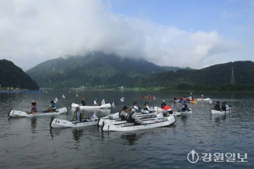 광복80주년을 맞아 지난 15일 춘천 의암호에서 뜻 깊은 행사가 열렸다. 전국에서 온 패들러들이 의암호(스포츠타운~상상마당) 8.15km 구간을 태극기를 부착해 운행하며 광복의미를 되새겼다. 김남덕기자