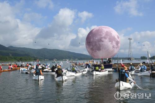 광복80주년을 맞아 지난 15일 춘천 의암호에서 뜻 깊은 행사가 열렸다. 전국에서 온 패들러들이 의암호(스포츠타운~상상마당) 8.15km 구간을 태극기를 부착해 운행하며 광복의미를 되새겼다. 김남덕기자