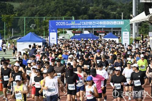 ◇한국실업육상연맹, 강원특별자치도육상연맹, 평창군육상연맹이 함께 마련한 2025 HAPPY700평창 대관령 전국 하프마라톤대회가 17일 대관령면 일원에서 전국 실업 육상선수 150명과 전국 육상 동호인 2,000여 명이 참가한 가운데 펼쳐졌다.