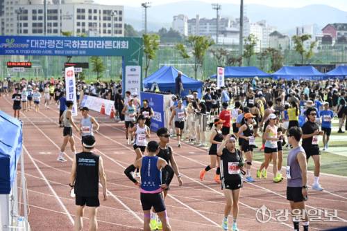 ◇한국실업육상연맹, 강원특별자치도육상연맹, 평창군육상연맹이 함께 마련한 2025 HAPPY700평창 대관령 전국 하프마라톤대회가 17일 대관령면 일원에서 전국 실업 육상선수 150명과 전국 육상 동호인 2,000여 명이 참가한 가운데 펼쳐졌다.