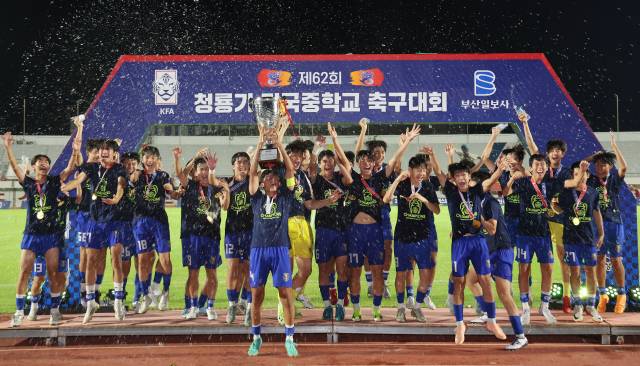 지난 14일 경남 고성종합운동장에서 열린 제62회 청룡기 전국중학교축구대회에서 우승을 차지한 경기용인시축구센터 선수들이 우승컵을 들어올리며 기뻐하고 있다. 정종회 기자 jjh@